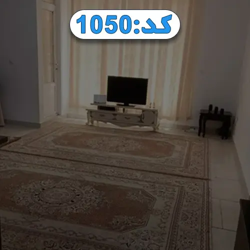 فرش های کرمی و میز تلویزیون و تلویزیون سالن نشیمن آپارتمان در سفین کیش 541241