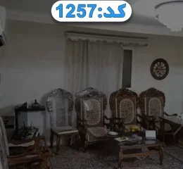 مبلمان سلطنتی و ساعت دیواری و کولرگازی سالن نشیمن آپارتمان در کیش