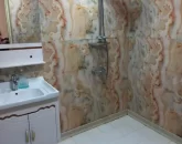 دوش حمام و توالت ایرانی و دوش حمامسرویس بهداشتی آپارتمان در شهرک کارگاهی