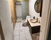 توالت فرنگی و روشویی و آیینه سرویس بهداشتی آپارتمان در کیش