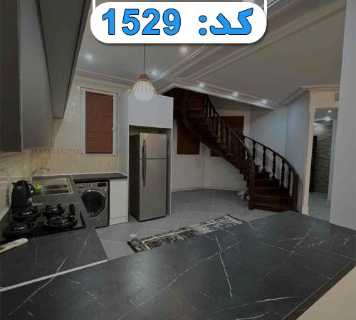 آشپزخنه و پله های چوبی طبقه همکف ویلا در شهرک صدف 56485644