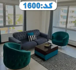 اتاق پذیرایی با مبلمان طوسی و سبز آبی به همراه نورگیر واحد آپارتمان در کیش 84785674546