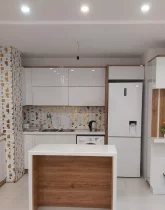 سرامیک سفید زرد و کابینت سفید و یخچال آشپزخانه آپارتمان در 40 دستگاه