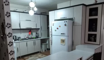 کابینت سفید و یخچال و کمد آشپزخانه آپارتمان در 40 دستگاه