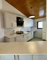 کابینتهای سفید و هود آشپزخانه آپارتمان در ششصددستگاه