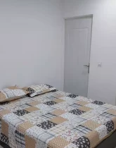 تخت خواب با روتختی رنگی و پرده سفید زرد اتاق خواب آپارتمان در 40 دستگاه