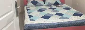 تخت خواب صورتی با روتختی رنگی و پرده سفید اتاق خواب آپارتمان در شهرک صدف