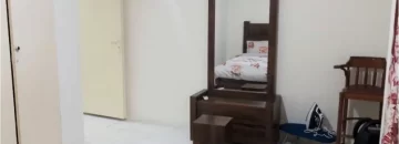 تخت خواب با روتختی سفید و میز آرایش چوبی اتاق خواب ویلا در نوبنیاد