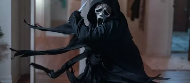 یک آدم با لباس سیاه و ماسک ترسناک در قلعه وحشت در کیش 41562