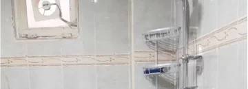 کاشی سفید و دوش حمام ویلا در نوبنیاد
