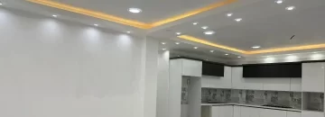 کابینت سفید و سقف نور پردازی شده آشپزخانه ویلا در نوبنیاد
